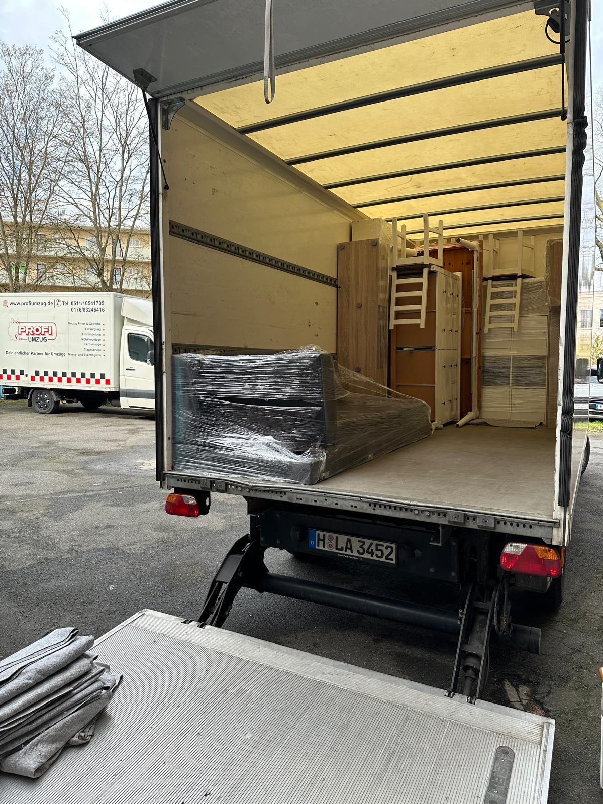 Beladener Umzugs-LKW von Profiumzug Hannover bereit zur Abfahrt
