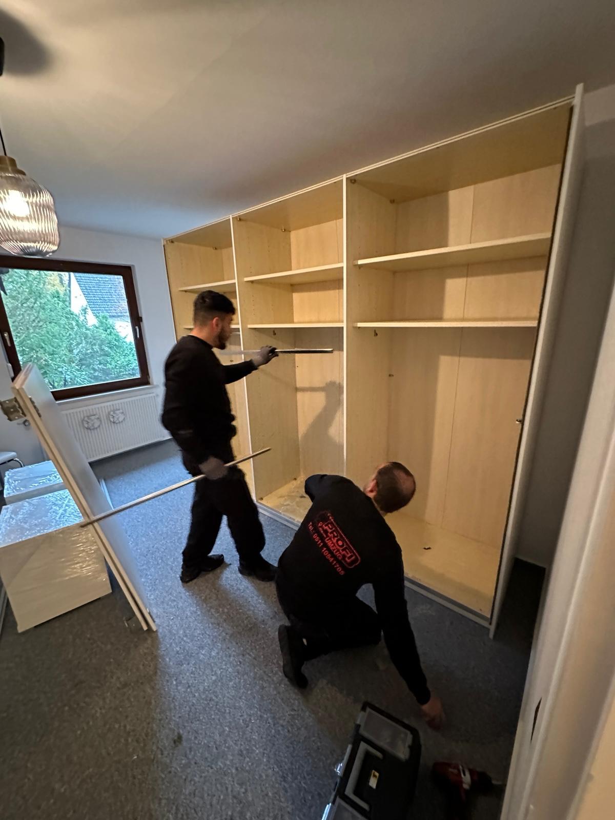 Demontage eines Kleiderschranks durch das Profiumzug-Team