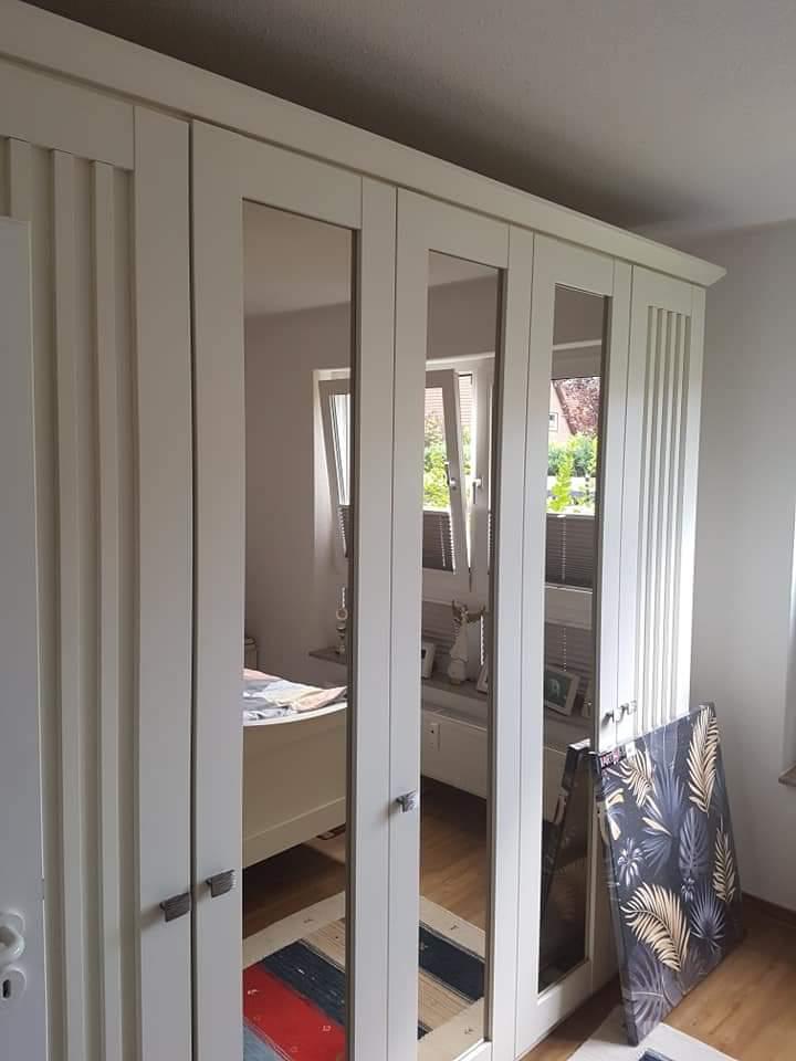 Nachher: Fertig aufgebauter weißer Kleiderschrank mit Spiegeltüren